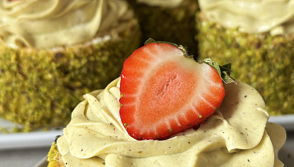 Pistáciové dortíky s jahodami