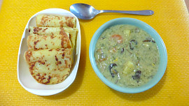 Polévka kulajda z naložených hub a kopru s bramborovými plackami