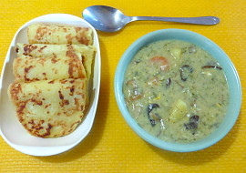 Polévka kulajda z naložených hub a kopru s bramborovými plackami