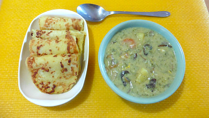 Polévka kulajda z naložených hub a kopru s bramborovými plackami