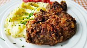 Smažená vepřová játra a šlehaná bramborová kaše
