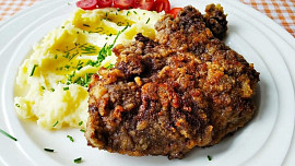 Smažená vepřová játra a šlehaná bramborová kaše