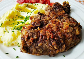 Smažená vepřová játra a šlehaná bramborová kaše