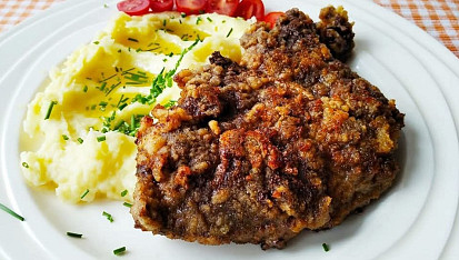 Smažená vepřová játra a šlehaná bramborová kaše