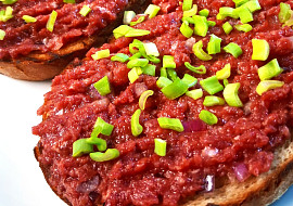 Hovězí tatarák s kapary