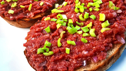 Hovězí tatarák s kapary