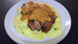 Dušená hovězí žebra se zeleninovou omáčkou