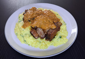 Dušená hovězí žebra se zeleninovou omáčkou