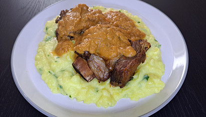 Dušená hovězí žebra se zeleninovou omáčkou