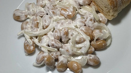 Fazolový salát s cibulí a majonézou