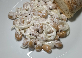Fazolový salát s cibulí a majonézou