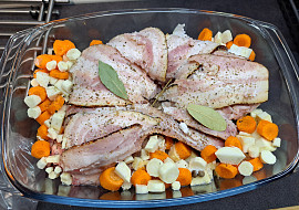 Králík pečený se slaninou