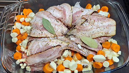 Králík pečený se slaninou