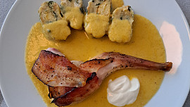 Králík pečený se slaninou