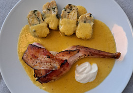 Králík pečený se slaninou