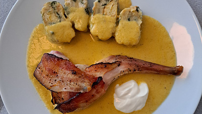 Králík pečený se slaninou