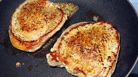 Plněné vepřové kotlety s játry a žampiony