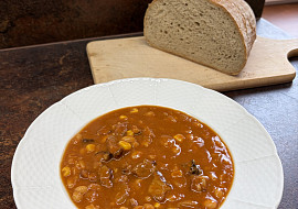 Rychlý fazolový guláš s uzeným masem