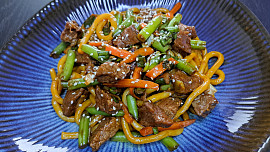 Udon nudle s hovězím masem a zeleninou