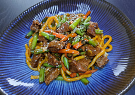 Udon nudle s hovězím masem a zeleninou