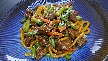 Udon nudle s hovězím masem a zeleninou
