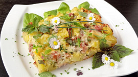 Zapečené brambory se šunkou, sýrem a bylinkami