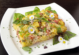 Zapečené brambory se šunkou, sýrem a bylinkami