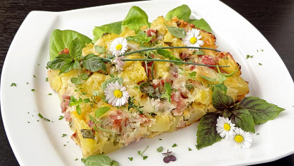 Zapečené brambory se šunkou, sýrem a bylinkami