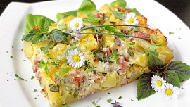 Zapečené brambory se šunkou, sýrem a bylinkami