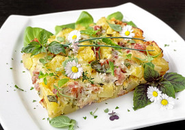 Zapečené brambory se šunkou, sýrem a bylinkami