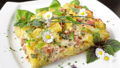 Zapečené brambory se šunkou, sýrem a bylinkami