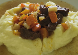 Hovězí líčka dušená na jalovci s dýní