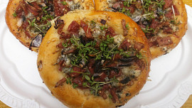 Koláčky s nivou a salámem