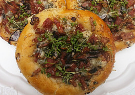 Koláčky s nivou a salámem