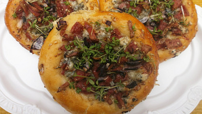 Koláčky s nivou a salámem