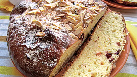 Mazanec se sušenými brusinkami a meruňkami