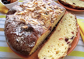 Mazanec se sušenými brusinkami a meruňkami