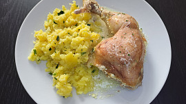 Pečené kuřecí stehno se šťouchanými bramborami