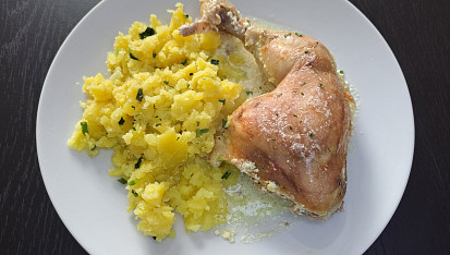 Pečené kuřecí stehno se šťouchanými bramborami