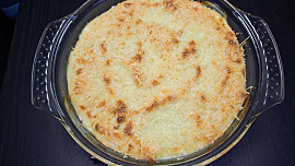 Slaný špenátový koláč s bešamelem