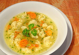 Slepičí polévka se sýrovými nočky