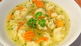 Slepičí polévka se sýrovými nočky