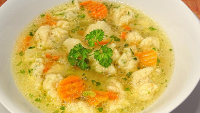 Slepičí polévka se sýrovými nočky