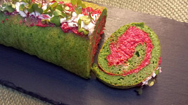 Špenátová roláda s náplní z červené řepy a sýru