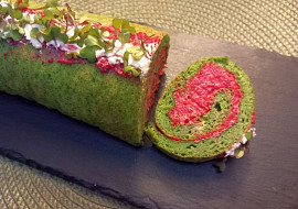 Špenátová roláda s náplní z červené řepy a sýru