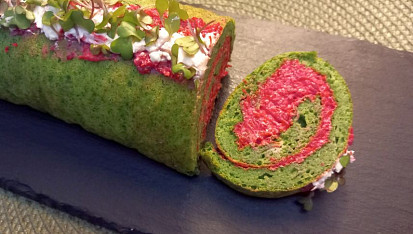 Špenátová roláda s náplní z červené řepy a sýru