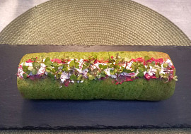 Špenátová roláda s náplní z červené řepy a sýru