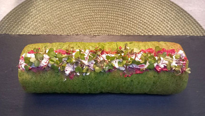 Špenátová roláda s náplní z červené řepy a sýru