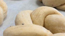 Velikonoční calty s yuzu sirupem podle Aleny z Peče celá země