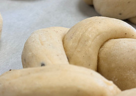 Velikonoční calty s yuzu sirupem podle Aleny z Peče celá země